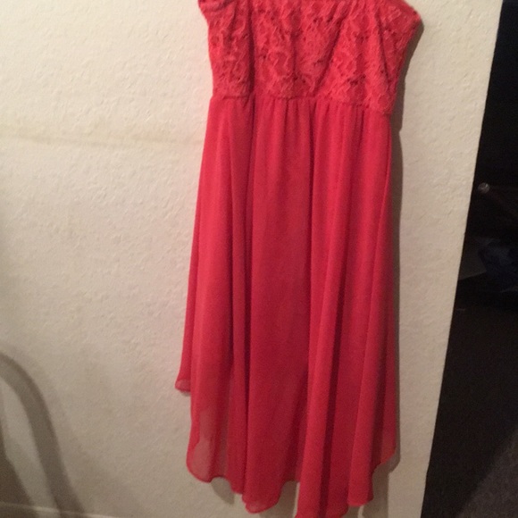 A formal gown - Picture 3 of 3